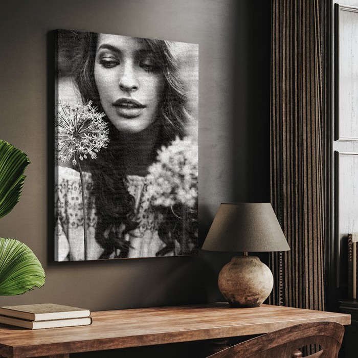 Πίνακας σε καμβά για το δωμάτιο – Γυναίκα ανάμεσα σε λουλούδια