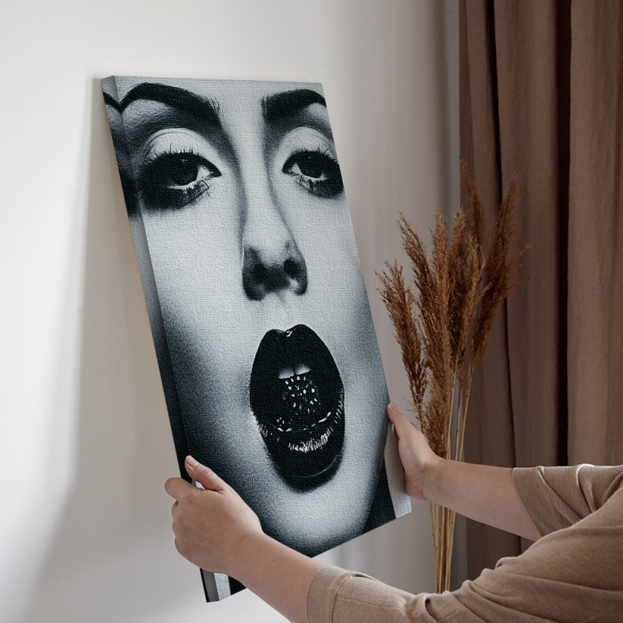 Πίνακας σε καμβά διακόσμηση τοίχου – Γυναίκα με σαρκώδη χείλη
