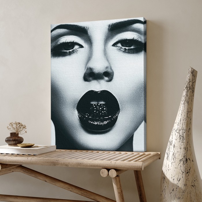 Πίνακας σε καμβά για το σαλόνι – Γυναίκα με σαρκώδη χείλη