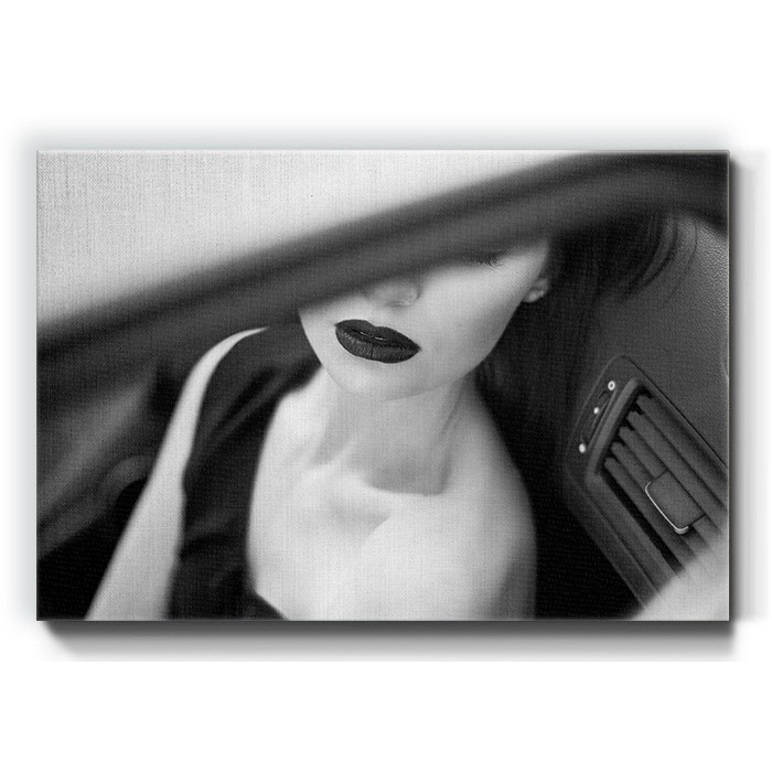 Πίνακας σε καμβά – Όμορφη γυναίκα στο αυτοκίνητο