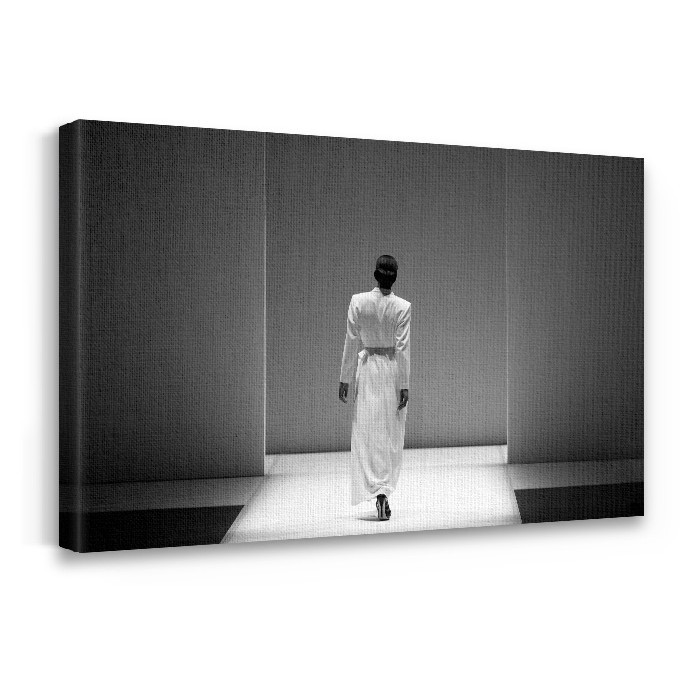 Πίνακας σε καμβά με τελάρο – Μοντέλο με λευκό φόρεμα