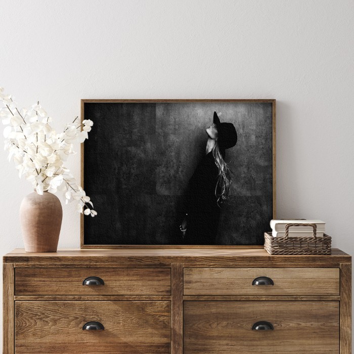 Πίνακας σε καμβά με κορνίζα – Ξανθιά κοπέλα με μαύρο καπέλο