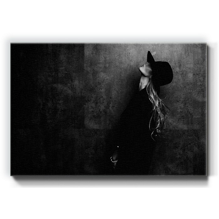 Πίνακας σε καμβά – Ξανθιά κοπέλα με μαύρο καπέλο