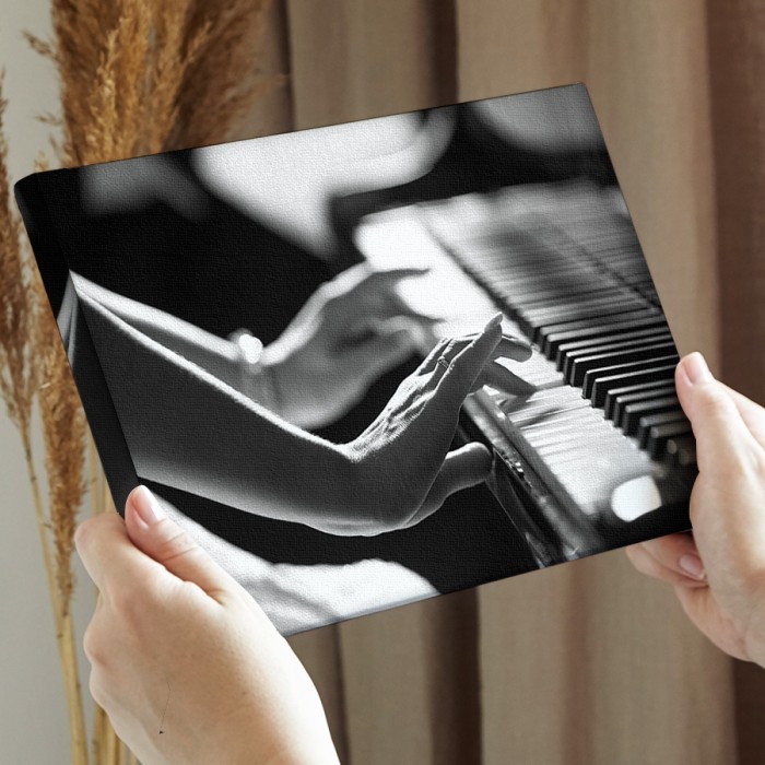 Πίνακας σε καμβά διακόσμηση τοίχου – Γυναίκα παίζει πιάνο