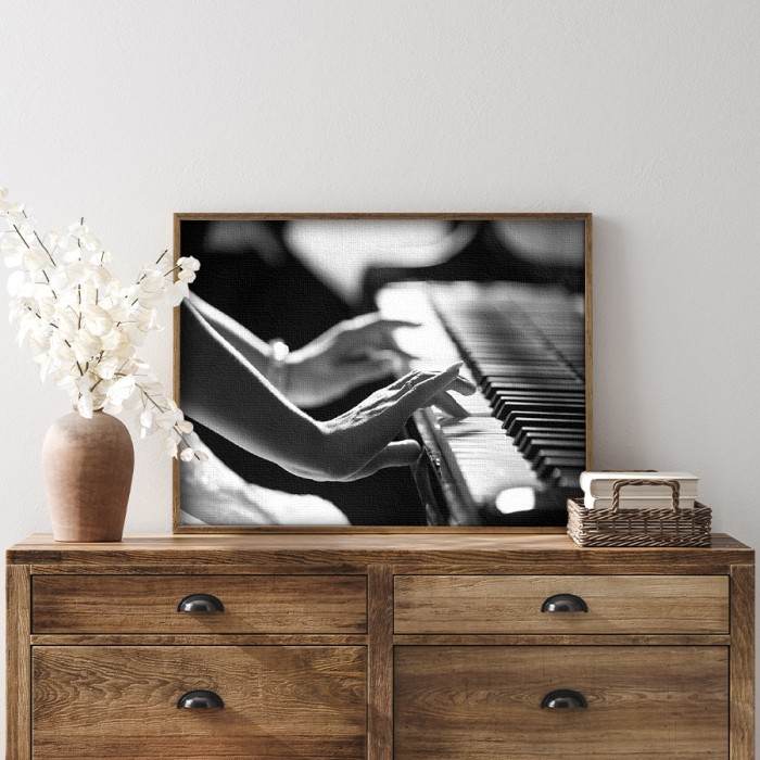 Πίνακας σε καμβά με κορνίζα – Γυναίκα παίζει πιάνο