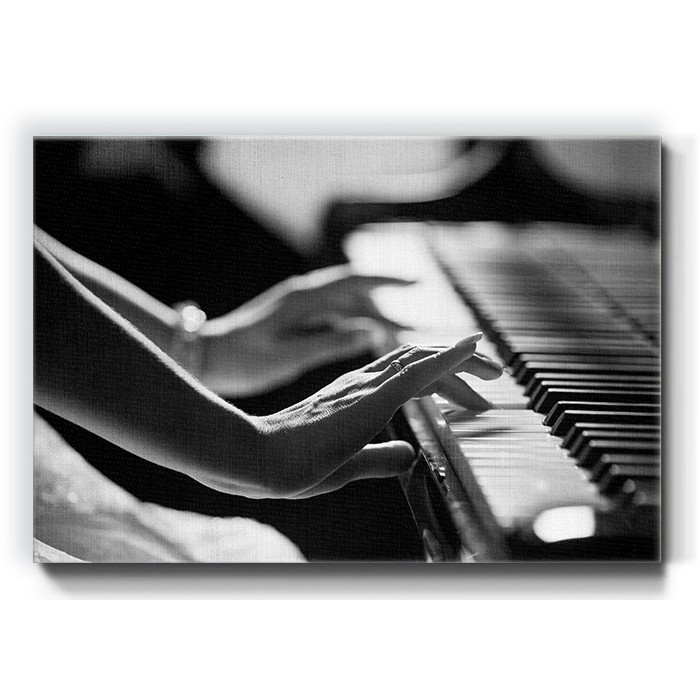 Πίνακας σε καμβά – Γυναίκα παίζει πιάνο
