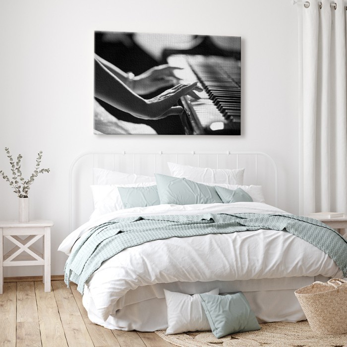 Πίνακας σε καμβά για το υπνοδωμάτιο – Γυναίκα παίζει πιάνο