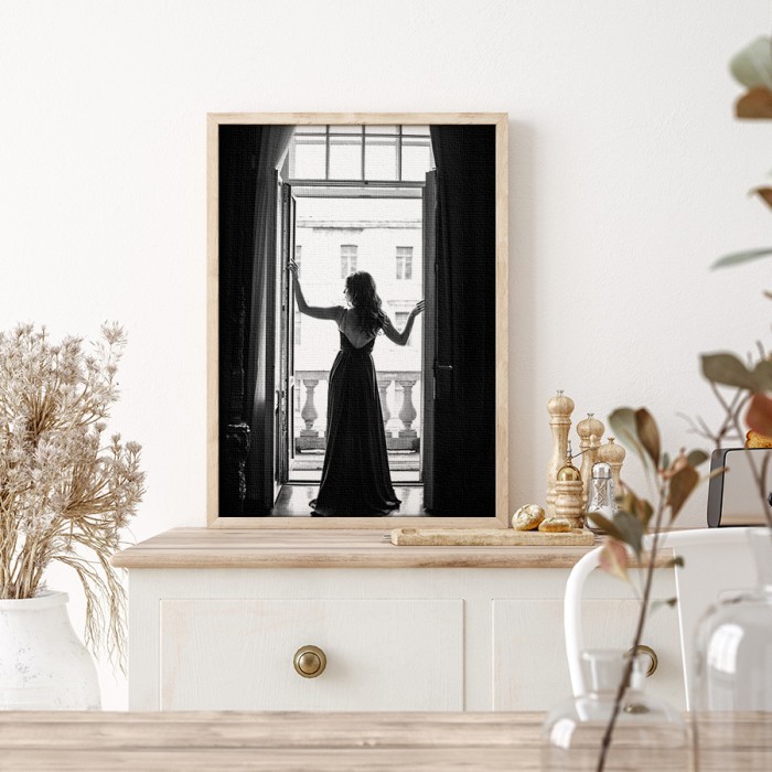 Πίνακας σε καμβά με κορνίζα – Γυναίκα με μεταξωτό φόρεμα