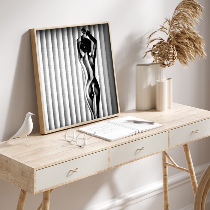 Πίνακας σε καμβά με κορνίζα – Γυμνή φωτογράφιση μοντέλου