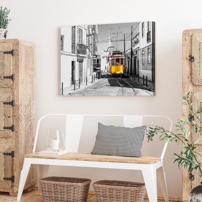 Πίνακας σε καμβά για το σαλόνι – Κίτρινο τραμ στη πόλη