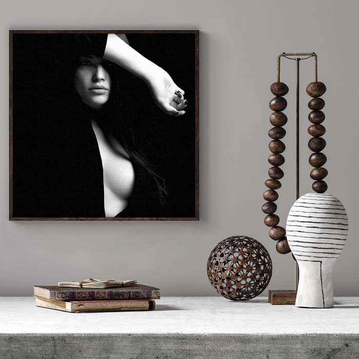 Πίνακας σε καμβά με κορνίζα – Αισθησιακή φωτογράφιση μοντέλου