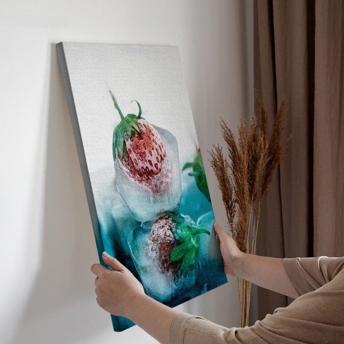 Πίνακας σε καμβά για την διακόσμηση τοίχου με Frozen strawberries
