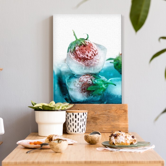 Πίνακας σε καμβά για το σαλόνι με Frozen strawberries
