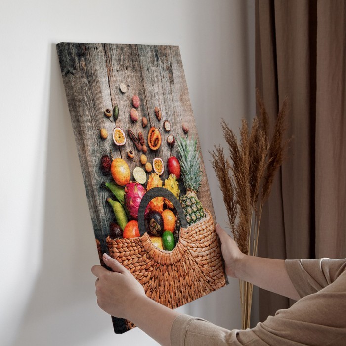 Πίνακας σε καμβά για την διακόσμηση τοίχου και Φρούτα σε ψάθινη τσάντα