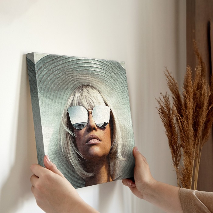 Πίνακας σε καμβά για την διακόσμηση τοίχου με Γυναίκα με καπέλο