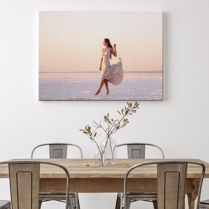 Πίνακας σε καμβά για το σαλόνι και Γυναίκα με λευκό φόρεμα