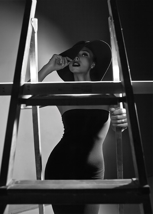  Αφίσα Poster Γυναίκα με μαύρο φόρεμα σε πόζα πάνω στην σκάλα