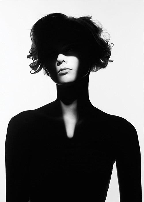  Αφίσα Poster Γυναίκα με μαύρες σκιάσεις