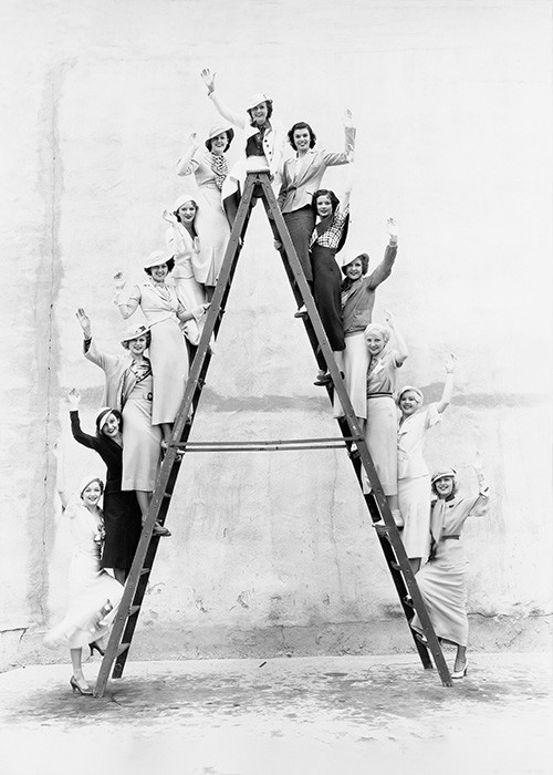 Αφίσα Poster Γυναίκες πάνω σε σκάλα