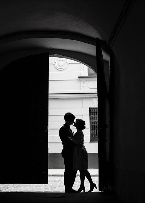 Αφίσα Poster Ζευγάρι που φιλιέται μπροστά από μια ορθάνοιχτη πόρτα