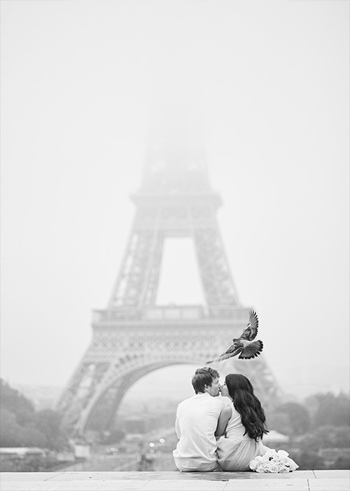  Αφίσα Poster Ζευγάρι που φιλιέται με θεά τον πύργο του Άιφελ