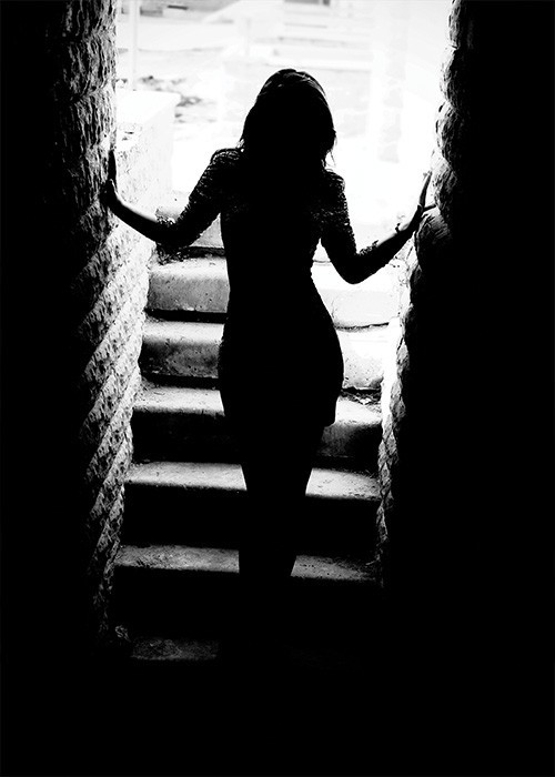  Αφίσα Poster Κοπέλα που ανεβαίνει μια σκοτεινή σκάλα