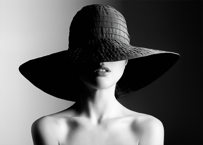  Αφίσα Poster Γυναίκα με εκθαμβωτικό καπέλο