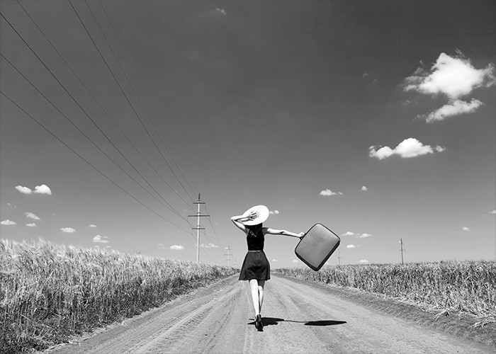  Αφίσα Poster Κοπέλα που περπατάει με χαρούμενη διάθεση στους αγρούς