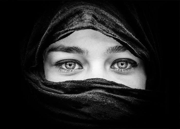  Αφίσα Poster Μουσουλμάνα γυναίκα με όμορφο βλέμμα