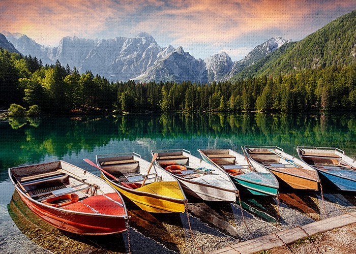Τοπίο με Λίμνη με πολύχρωμες βάρκες σε πίνακα