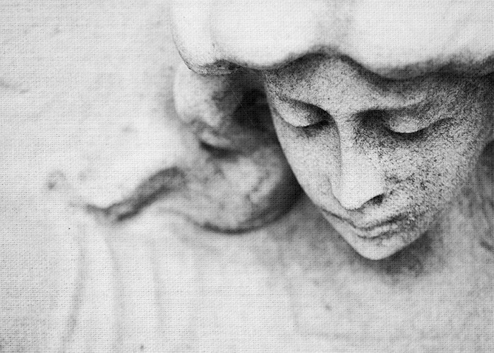 Ασπρόμαυροι Πίνακες – Πέτρινο άγαλμα γυναίκας  