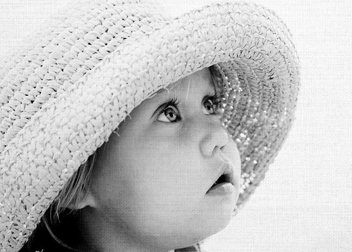 Ασπρόμαυροι Πίνακες – Κοριτσάκι με ψάθινο καπέλο  