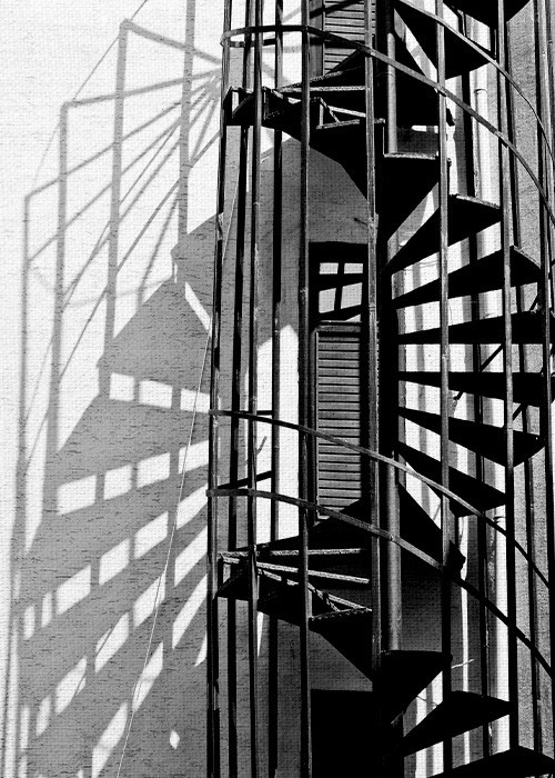 Ασπρόμαυροι Πίνακες – Σιδερένια εξωτερική σκάλα