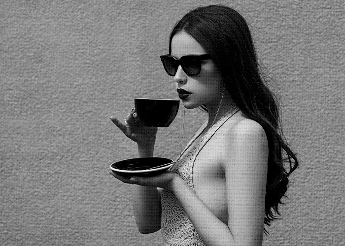 Ασπρόμαυροι Πίνακες – Στυλάτη κοπέλα πίνει καφέ 