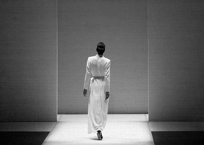 Ασπρόμαυροι Πίνακες – Μοντέλο με λευκό φόρεμα