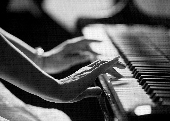 Ασπρόμαυροι Πίνακες – Γυναίκα παίζει πιάνο 