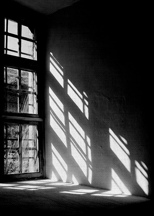Ασπρόμαυροι Πίνακες – Ήλιος από το παράθυρο  