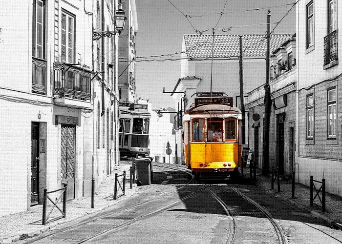 Ασπρόμαυροι Πίνακες – Κίτρινο τραμ στη πόλη 