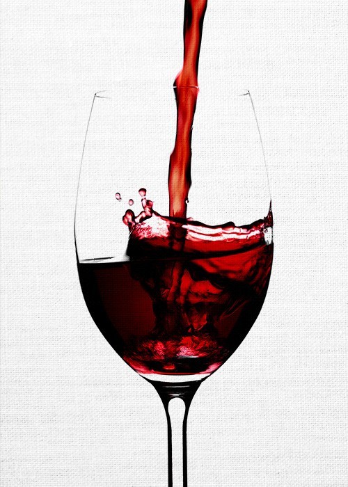 Ποτήρι με κόκκινο κρασί σε πίνακα 