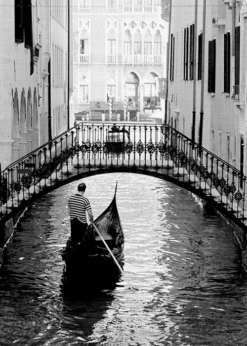Πίνακας με Γόνδολα σε κανάλι στη πόλη της Βενετίας