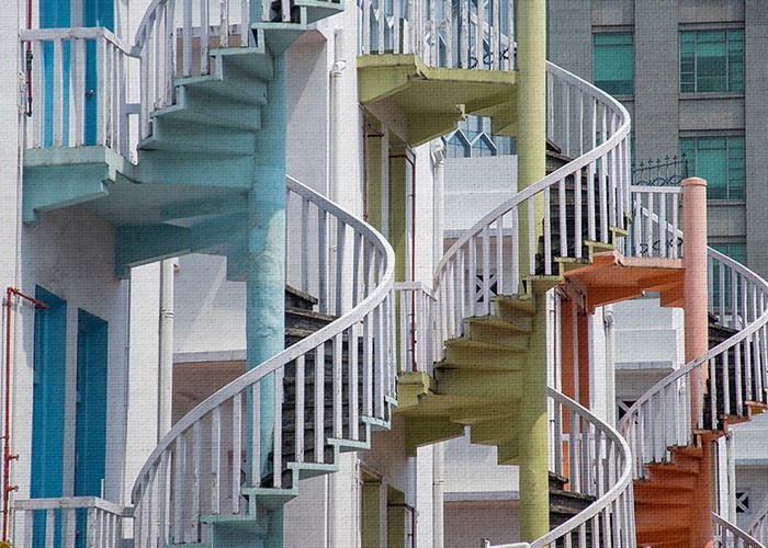 Πολύχρωμες σκάλες  σε πόλη σε πίνακα