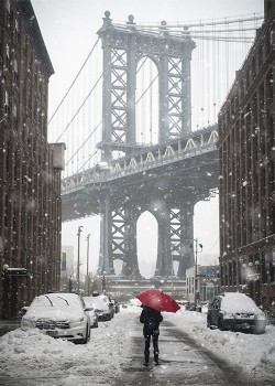 Χιονισμένος δρόμος κάτω από την γέφυρα