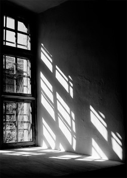 Το φως του ήλιου που περνάει μέσα από το παράθυρο