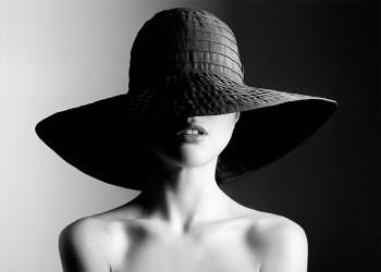Γυναίκα με εκθαμβωτικό καπέλο