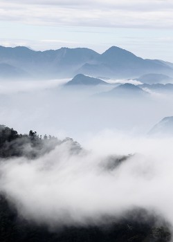 Ομίχλη στις κορυφές των βουνών