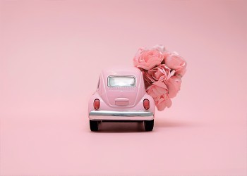 Ροζ αυτοκίνητο με τριαντάφυλλα