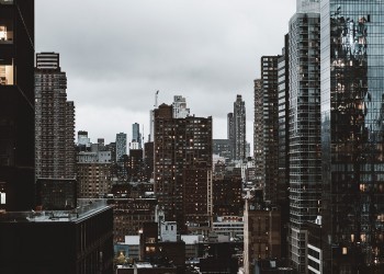 Θέα με τους λαμπερούς ουρανοξύστες της Νέας Υόρκης