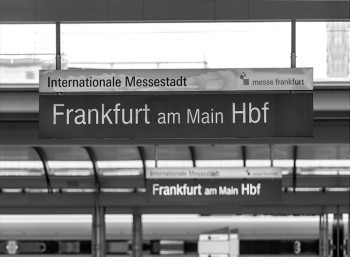 Πινακίδα σταθμού τρένου στην Φρανκφούρτη