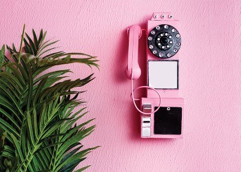 Τηλέφωνο σε ροζ φόντο