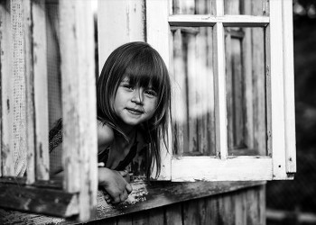 Κοριτσάκι στο παράθυρο